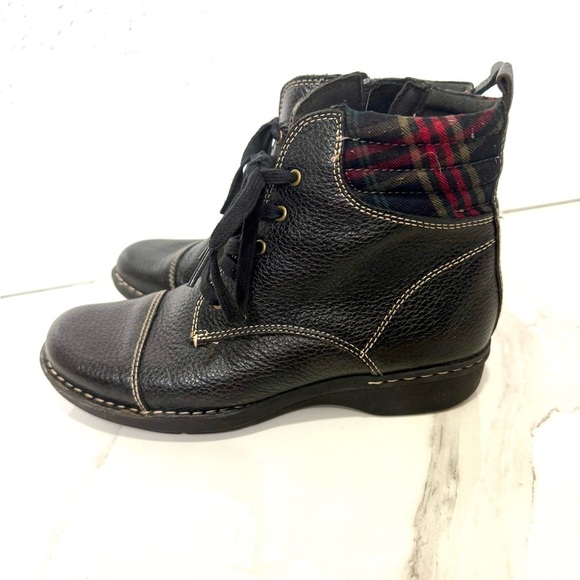 Clarks Whistle Bea Black Leather women's Boots with Red Accents 8M - Picture 3 of 8
